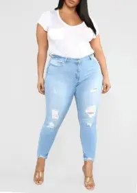 The BEST Jeans for Short Curvy Women! (Skinny, Straight & Mom