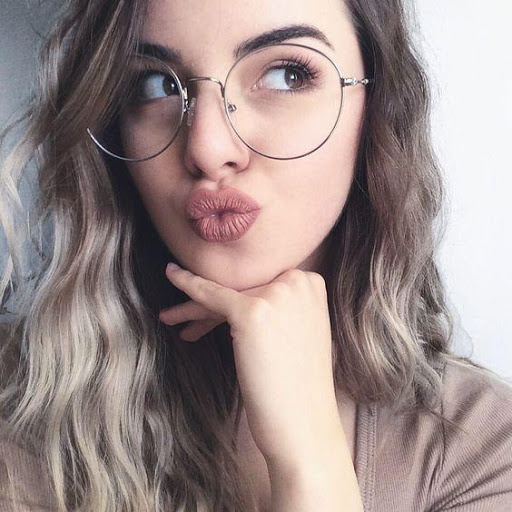 selfie pose ideas for the girls 🫶🏻 save and screenshot for later 🎀 ... |  TikTok